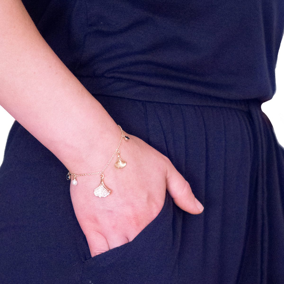 K.V. Fuchs Design Schmuck Damen Armband mit Ginkgo-Blättern in gold mit Zirkonia in weiß und Perle in weiß  »A-22-39«